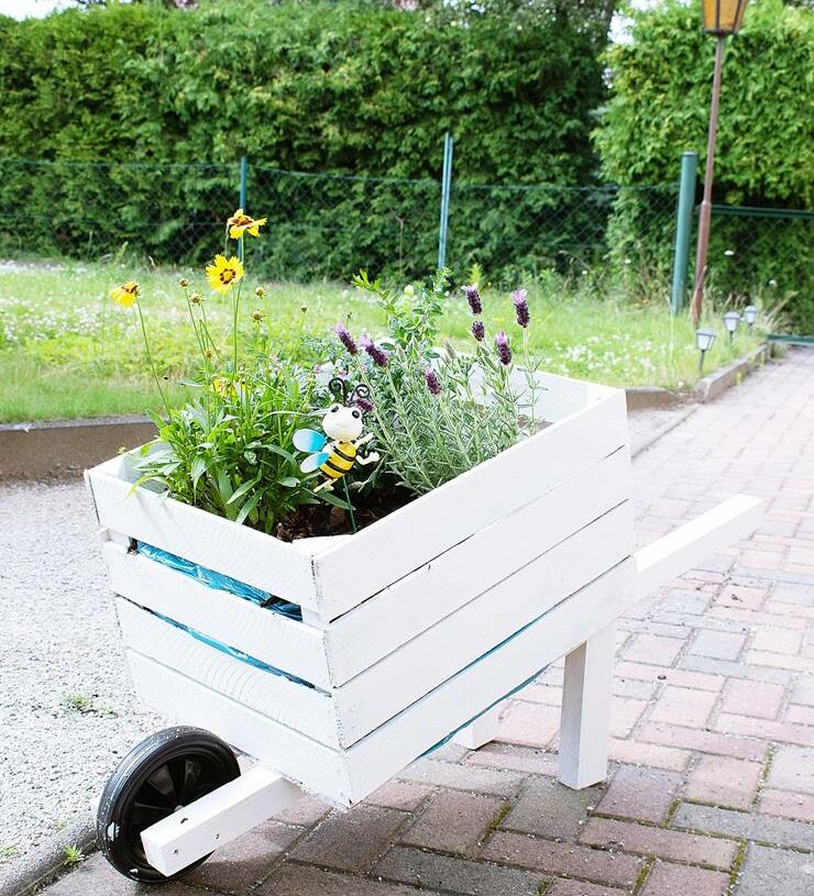 DIY Blumentopf-Schubkarre aus Weinkisten – Bee [eco]