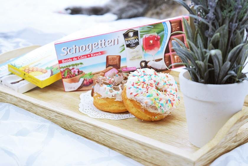 Donuts mit Kirschfrosting und Schogetten Batida de Côco Kirsch